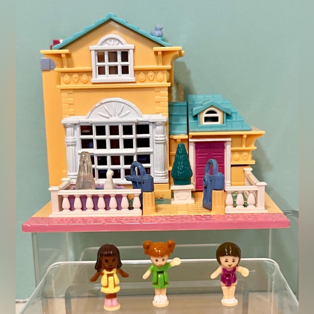 Vintage Polly Pocket 1994 Light Up Hotel with three dolls and some lights